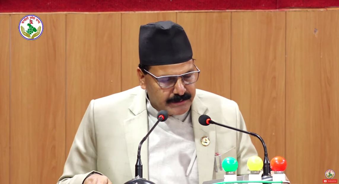 प्रदेशसभामा सम्बाेधन गर्दै कर्णालीका मुख्यमन्त्री शर्माद्वारा राजीनामाकाे घाेषणा